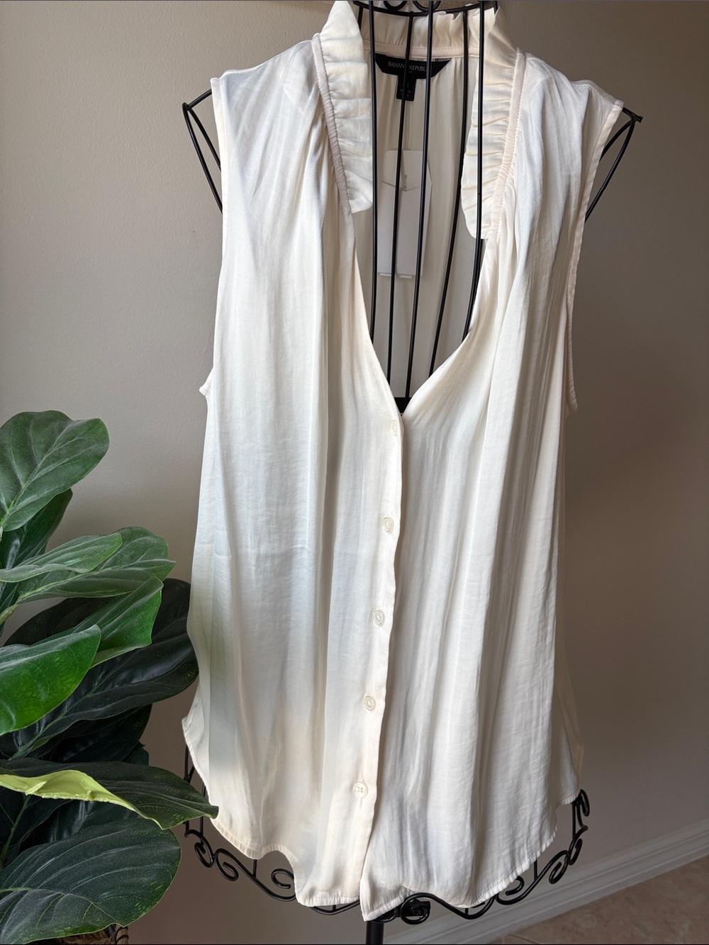 NWT Banana Republic Sleeveless Button-Front Top in Cream